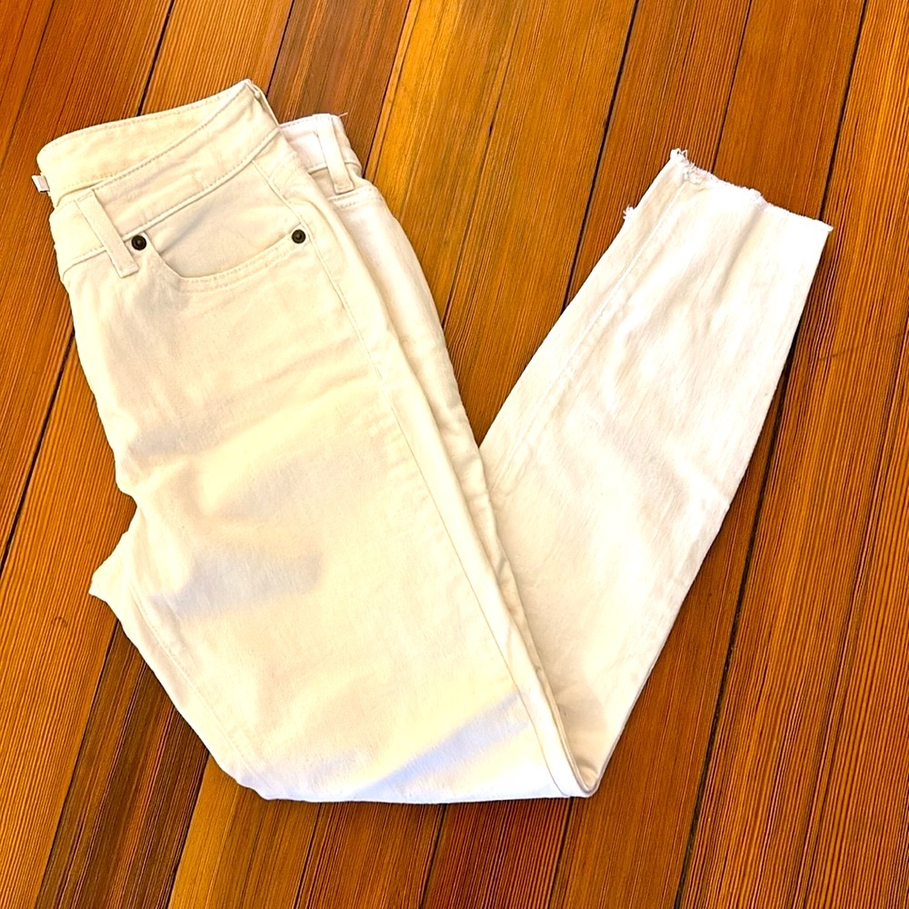 Vineyard Vines white skinny jeans